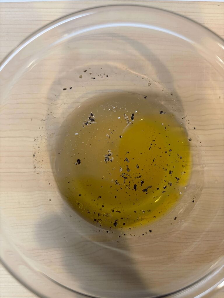 「リンゴ酢・レモン・オリーブオイルを混ぜた自家製マリネ液。砂糖不使用でヘルシーな調味液」