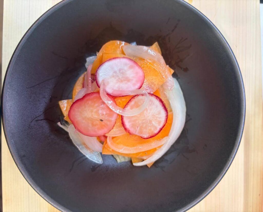 「ビーツ、人参、玉ねぎの甘酸っぱヘルシーマリネの盛り付け写真」