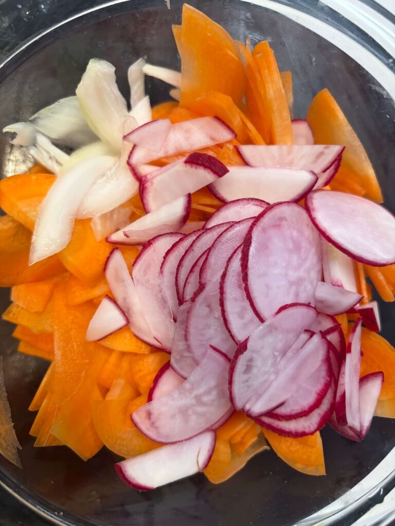 「ビーツ代用のラディッシュ・人参・玉ねぎを薄切りにした下ごしらえの様子。マリネに使う生野菜」